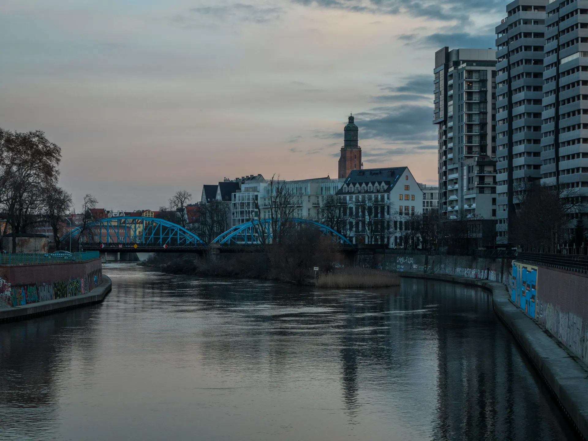 Deutsches Ufer bei Dämmerung mit kühler Expeditionsreise-Atmosphäre
