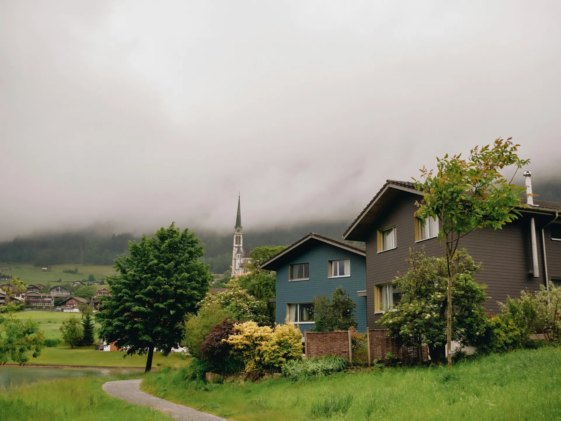 Ruhige alte deutsche Gasse mit kultivierter Slow-Travel-Stimmung