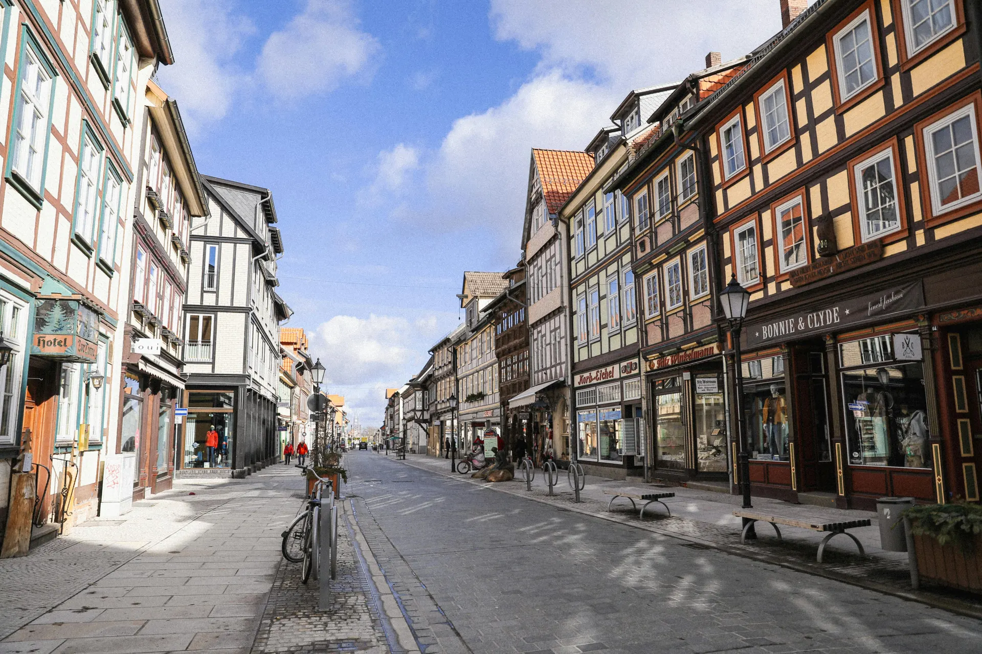 Historische deutsche Stadtstraße in kühlem Abendlicht für hochwertige Entdeckungsreisen